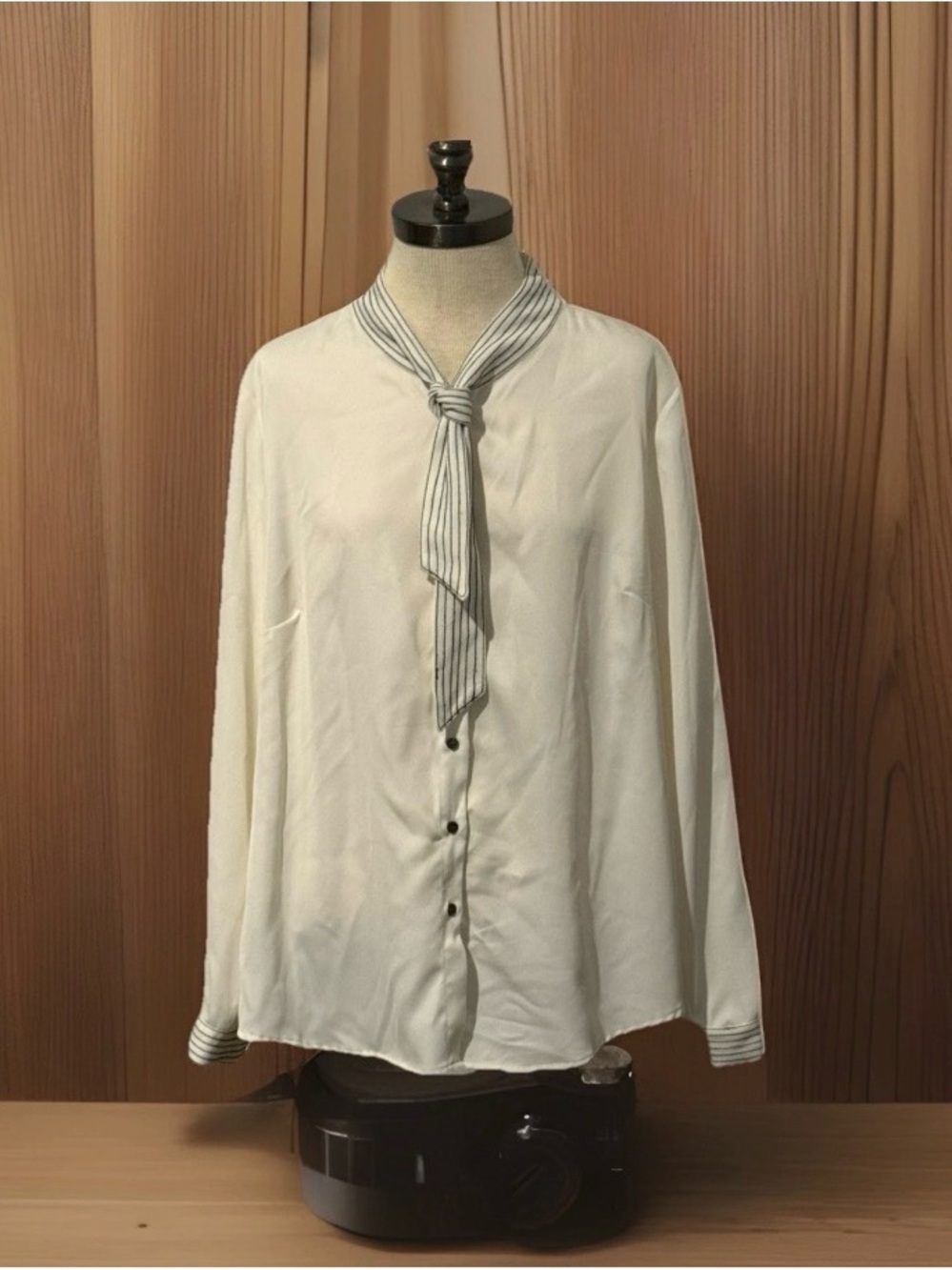 Vince Camuto Button Down Long Sleeve Blouse XL With Tie Neck Cream White Black